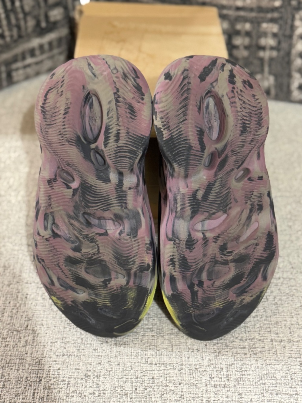 Adidas YEEZY Foam Runner - Picture 7 of 8